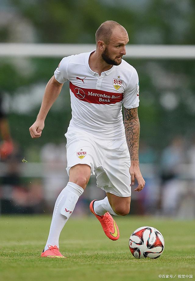 集结日体能课后；斯图加特主帅复盘备战意甲；气氛紧张；年轻球员得到机会的简单介绍