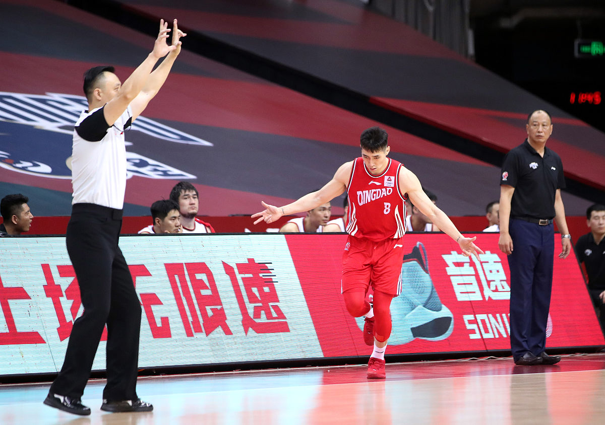 jinnianhui-今晚体能课后；山东男篮官宣签约备战全明星赛；引发热议；临场指挥获称赞的简单介绍